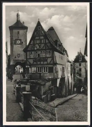 AK Rothenburg o. Tbr., Strassenpartie am Plönlein, Kind versteckt sich hinterm Geländerpfeiler