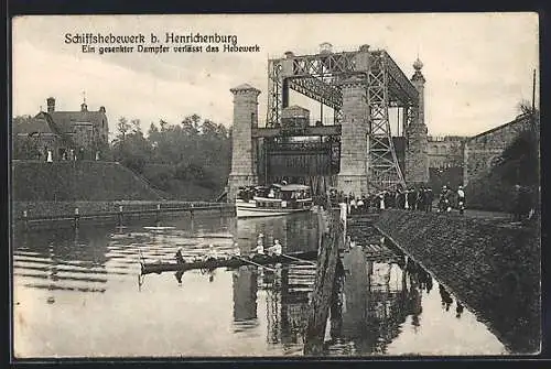 AK Henrichenburg, Schiffshebewerk, Gesenkter Dampfer tritt aus dem Hebewerk