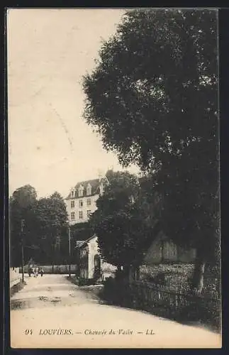 AK Louviers, Chaussée du Vasin avec arbres et bâtiments adjacents