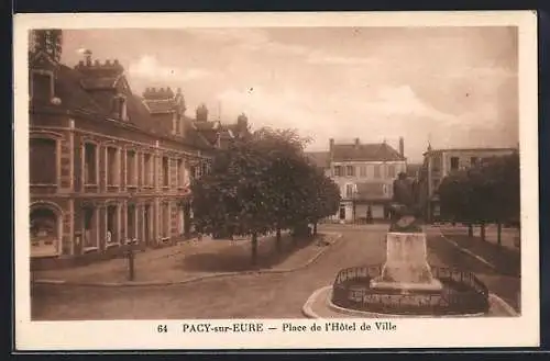 AK Pacy-sur-Eure, Place de l`Hôtel de Ville et monument central