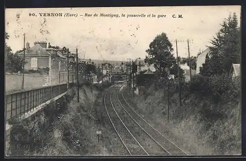 AK Vernon, Rue de Montigny, la passerelle et la gare