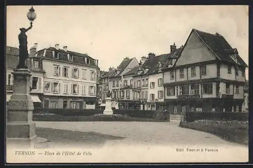 AK Vernon, Place de l`Hôtel de Ville avec statue et maisons traditionnelles