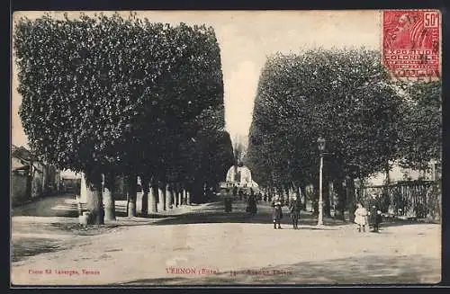 AK Vernon, Avenue Thiers avec allée bordée d`arbres et passants