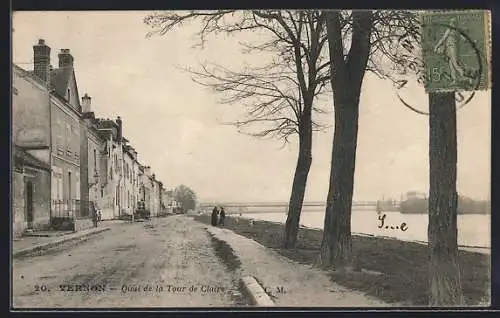 AK Vernon, Quai de la Tour de Clairvaux avec arbres et vue sur la Seine