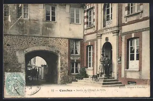 AK Conches, Sortie de l`Hôtel de Ville avec personnages et chien