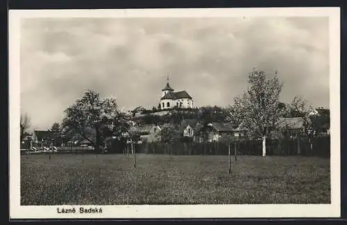 AK Lázne Sadská, Ortsansicht mit der Kirche