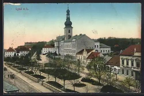 AK Lissa / Lysa, Mestske Sady, Platzpartie mit Blick zur Kirche