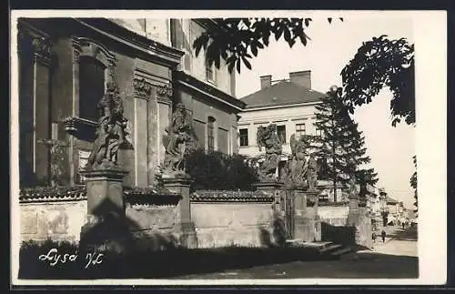 AK Lysá n. L., Statuen vor der Kirche