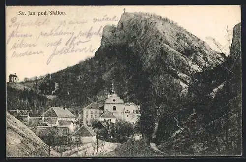 AK Sv. Jan pod Skálou, Ortsansicht mit Kreuz auf dem Berg