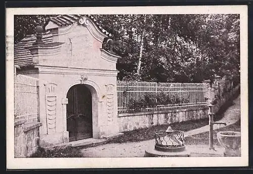 AK Sázava n. S., Brunnen vor einem Portal