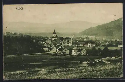 AK Zdice, Ortsansicht gegen die Berge