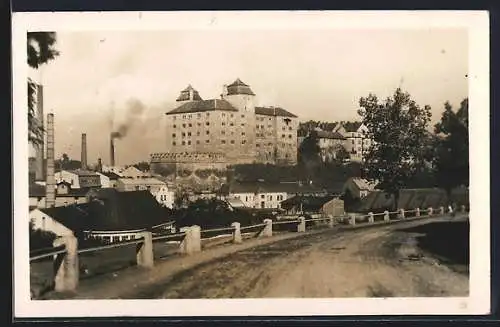 AK Jungbunzlau, Strassenpartie mit Blick zum Schloss