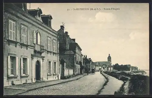 AK Saint-Mathurin, Route d`Angers avec vue sur l`église et les maisons? du chemin