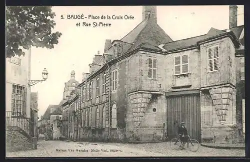 AK Baugé, Place de la Croix Orée et Rue St-Pierre avec cycliste