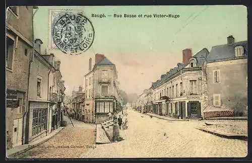 AK Baugé, Rue Basse et rue Victor-Hugo avec passants et bâtiments historiques