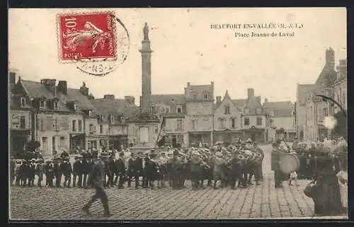 AK Beaufort-en-Vallée, Place Jeanne de Laval avec défilé militaire