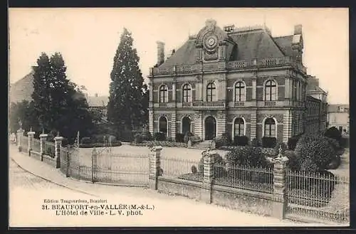 AK Beaufort-en-Vallée, L`Hôtel de Ville majestueux et son jardin aménagé