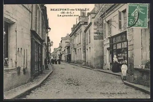 AK Beaufort-en-Vallée, La grande rue animée avec passants et boutiques