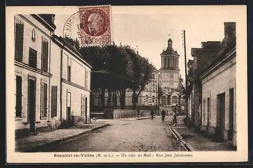 AK Beaufort-en-Vallée, Un coin du Mail, Rue Jean Johaneau