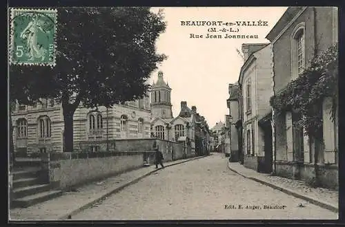 AK Beaufort-en-Vallée, Rue Jean Jaurès avec bâtiments historiques et arbres