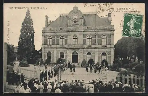 AK Beaufort-en-Vallée, L`Hôtel de Ville et Réception des Sapeurs-Pompiers