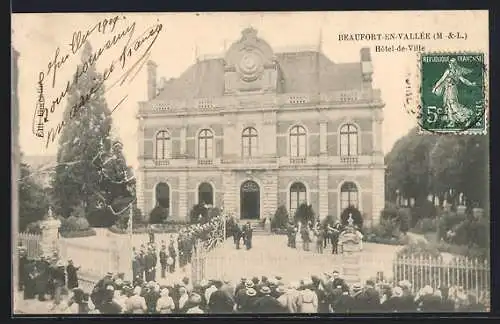 AK Beaufort-en-Vallée, Hôtel de Ville avec rassemblement devant l`entrée