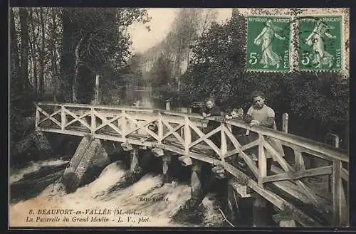 AK Beaufort-en-Vallée, La Passerelle du Grand Moulin