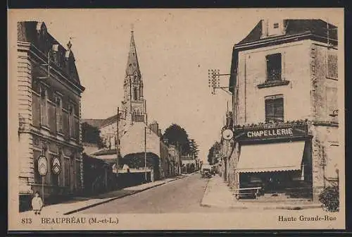 AK Beaupréau, Haute Grande-Rue avec église et chapellerie