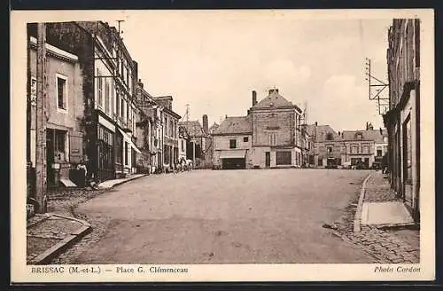 AK Brissac, Place G. Clémenceau avec bâtiments historiques et rue pavée