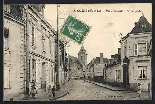 AK Corné, Rue Principale avec église en arrière-plan et enfants jouant sur le trottoir