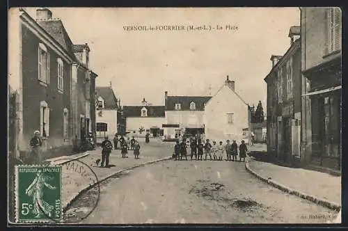 AK Vernoil-le-Fourrier, La Place avec enfants et bâtiments adjacents