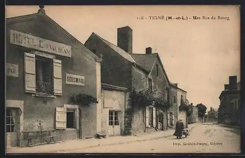 AK Tigné, Une rue du bourg avec l`Hôtel du Cheval Blanc et passants