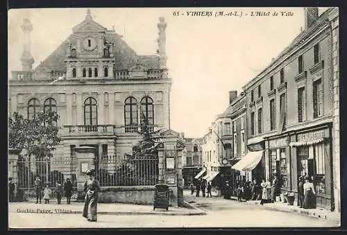 AK Vihiers, L`Hôtel de Ville et rue animée avec passants et commerces