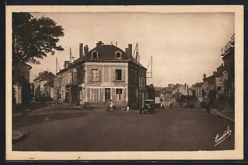 AK Vihiers, Route de Cholet avec voiture et bâtiments anciens