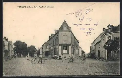 AK Vihiers, Route de Saumur avec cyclistes et passants