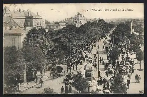 AK Angers, Boulevard de la Mairie animé avec foule et véhicules