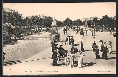 AK Angers, Boulevard de la Mairie avec promeneurs élégants