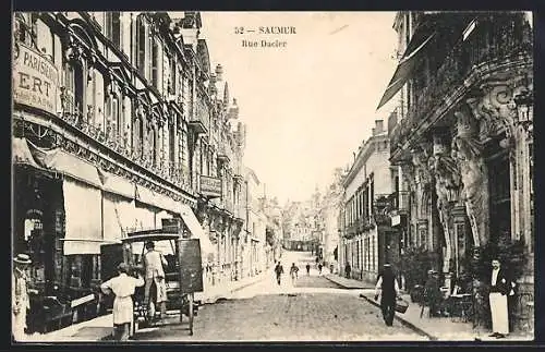 AK Saumur, Rue Dacier animée avec passants et boutiques