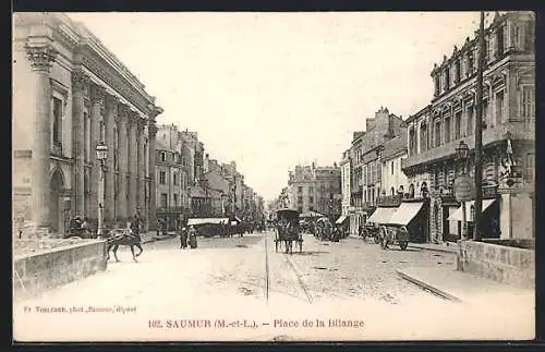 AK Saumur, Place de la Bilange avec calèches et bâtiments historiques