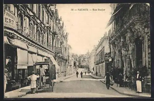 AK Saumur, Rue Dacier animée avec passants et commerces