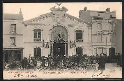 AK Saumur, Marché couvert avec foule et étals de fruits