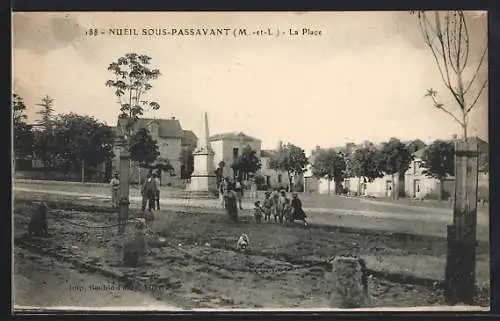 AK Nueil-sous-Passavant, La Place avec monument et habitants