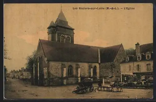 AK Les Rosiers-sur-Loire, L`église et sa place animée