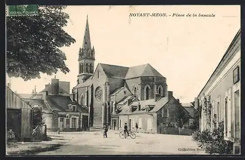 AK Noyant-Méon, Place de la Bascule avec église et cyclistes