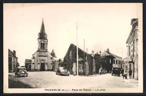 AK Pruniers, Place de l`Église avec voitures et bâtiments environnants