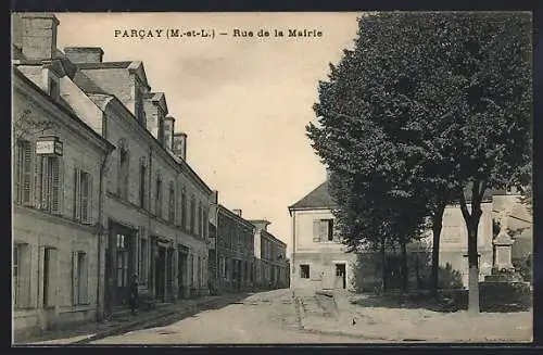 AK Parcay, Rue de la Mairie avec bâtiments historiques et arbres majestueux