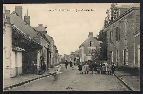 AK La Pouëze, Grande-Rue animée avec des habitants et maisons anciennes