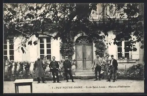 AK Puy-Notre-Dame, École Saint-Louis, Maison d`habitation avec habitants devant l`entrée