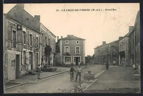 AK La Salle-de-Vihers, Vue de la Grand Rue avec habitants et bâtiments typiques