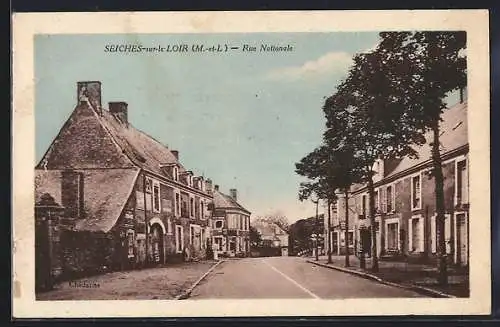 AK Seiches-sur-le-Loir, Rue Nationale avec maisons et arbres alignés